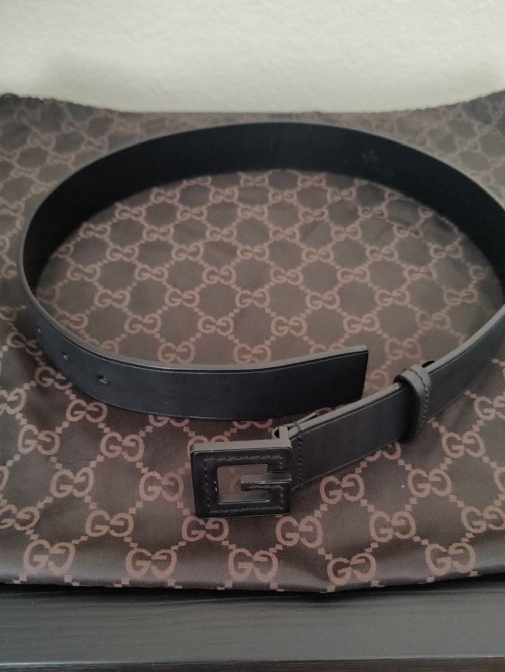 Gucci Black Leather Women's Belt with Dark Metal G Buckle